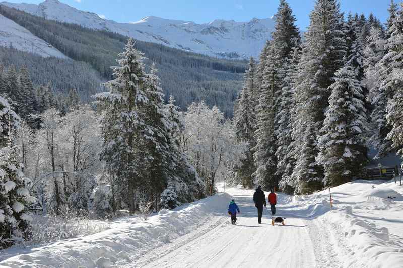 Vom Bodenhaus winterwandern mit Kindern in Richtung Kolm Saigurn - nahe beim Goldwaschplatz 