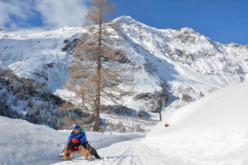 In Kolm Saigurn rodeln? - aufpassen auf Fahzeuge, keine offizielle Rodelbahn.  