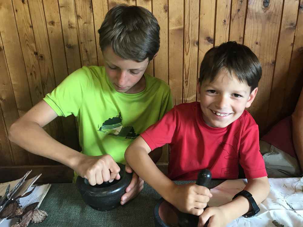 Familienurlaub Osttirol: Beim Kräuter - Workshop sind die Kinder voll dabei. Besonders mit dem Mörser. 