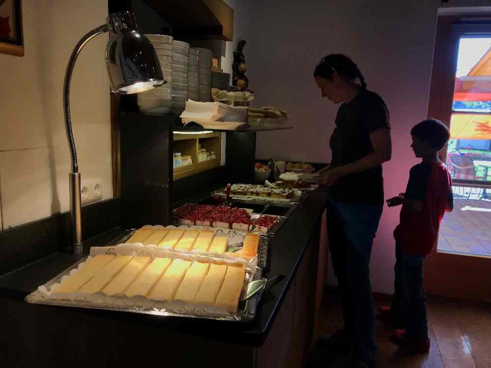 Viel Auswahl am Kuchenbuffet im Babyhotel - oder doch lieber Obst?