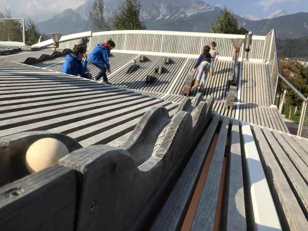 Eine originell gebaute Kugelbahn, die Kinder begeistert