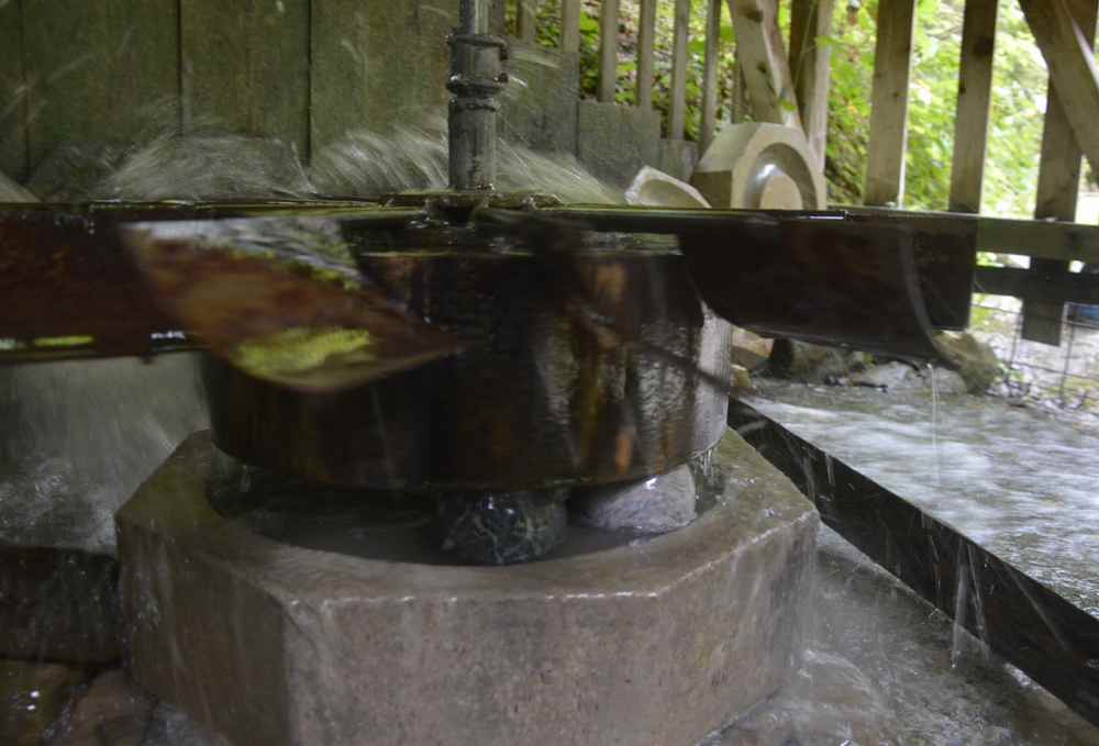 In der Nothklamm: Zwischen zwei Mühlsteinen werden die Steine zu runden Kugeln geschliffen