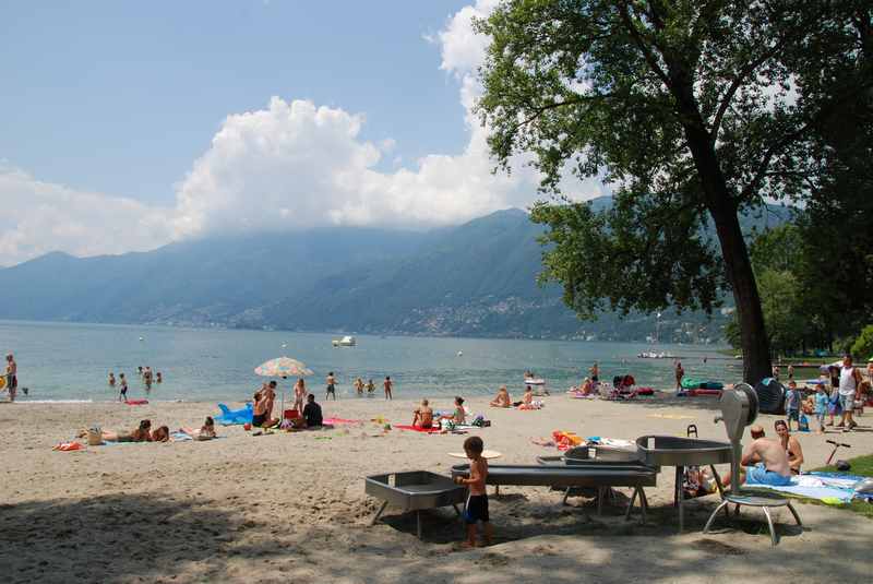 Am Lago Maggiore baden: Beim Strandbad Locarno am Spieplatz mit Sandstrand