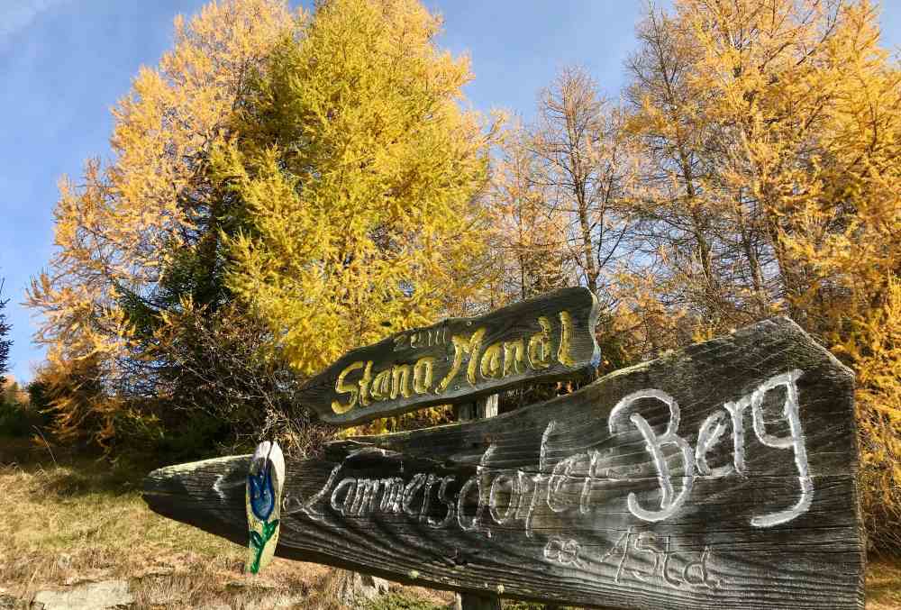 Oberhalb der Lammersdorfer Hütte folgen wir den Schildern zum Wanderweg in Richtung Granattor