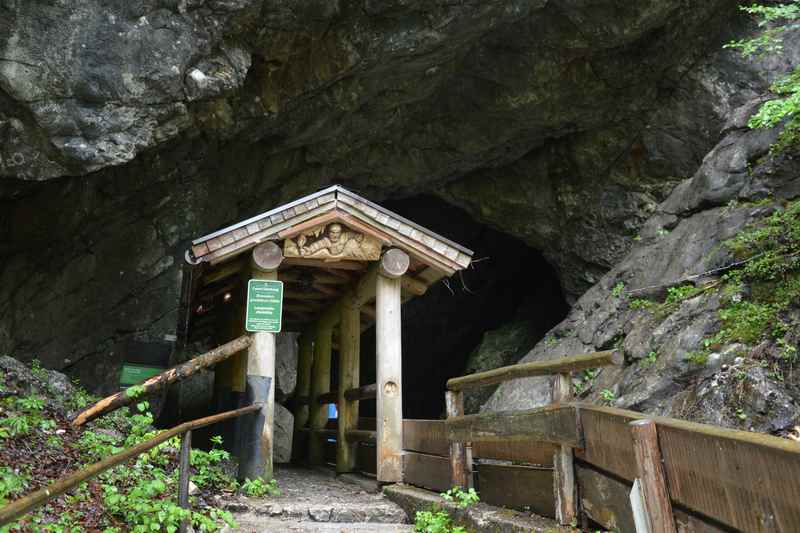  Der Eingang der Lamprechtshöhle ist unscheinbar, ein Ausflugsziel mit Kindern 