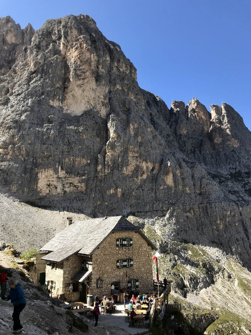 Die Langkofelhütte mitten in den steilen Felskanten des Langkofel