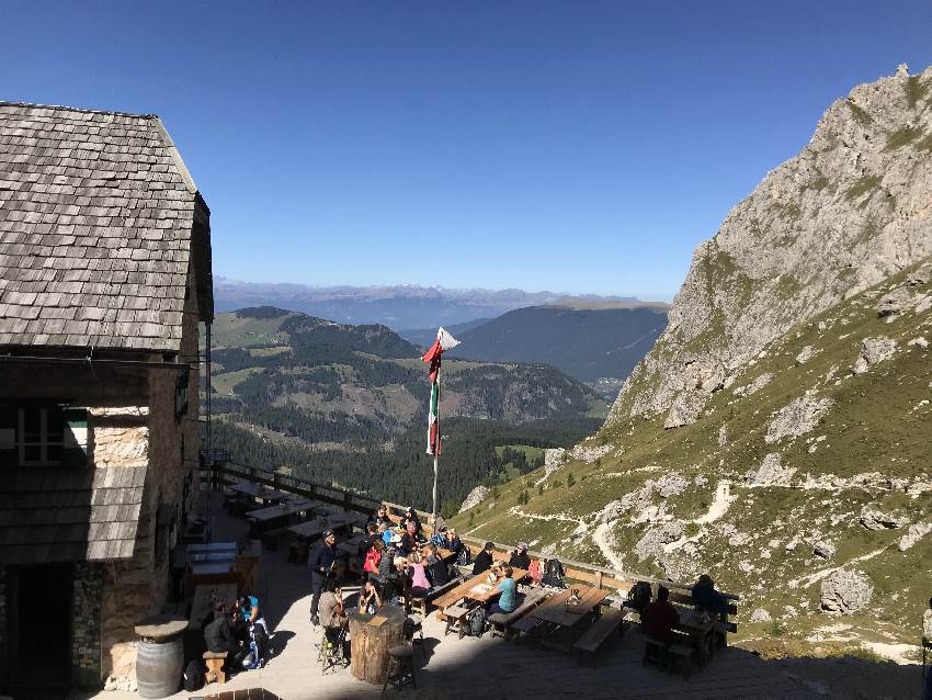 Von der Langkofelhütte kannst du auf die Seiseralm und ins Grödnertal schauen