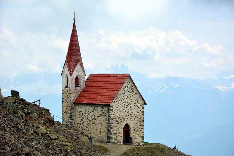 Hoch über Klausen-die Wallfahrtskirche Latzfonser Kreuz