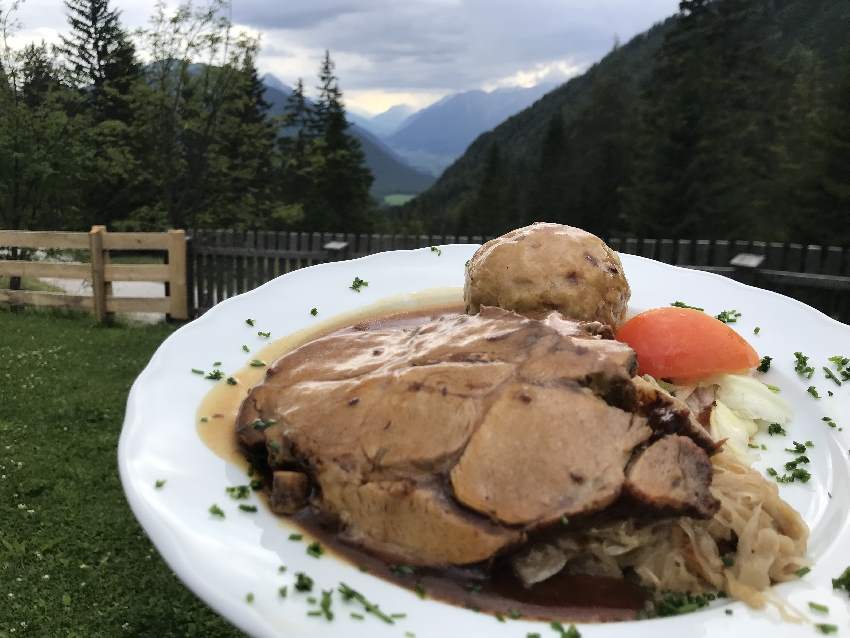 Schweinebraten mit Bergblick auf der Lehnberghaus Terrasse