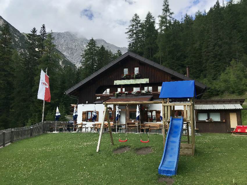 Das ist das Lehnberghaus am Mieminger Plateau, sogar mit kleinem Spielplatz