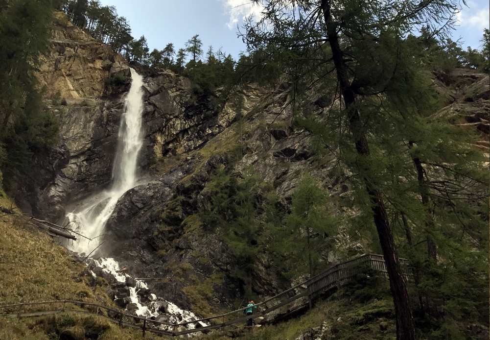 So groß ist der Lehner Wasserfall - sehr ihr den kleinen Wanderer am Weg? 80 Meter ist der Wasserfall hoch!