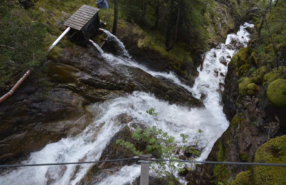 Unter der Brücke rauscht das Wasser ins Tal 