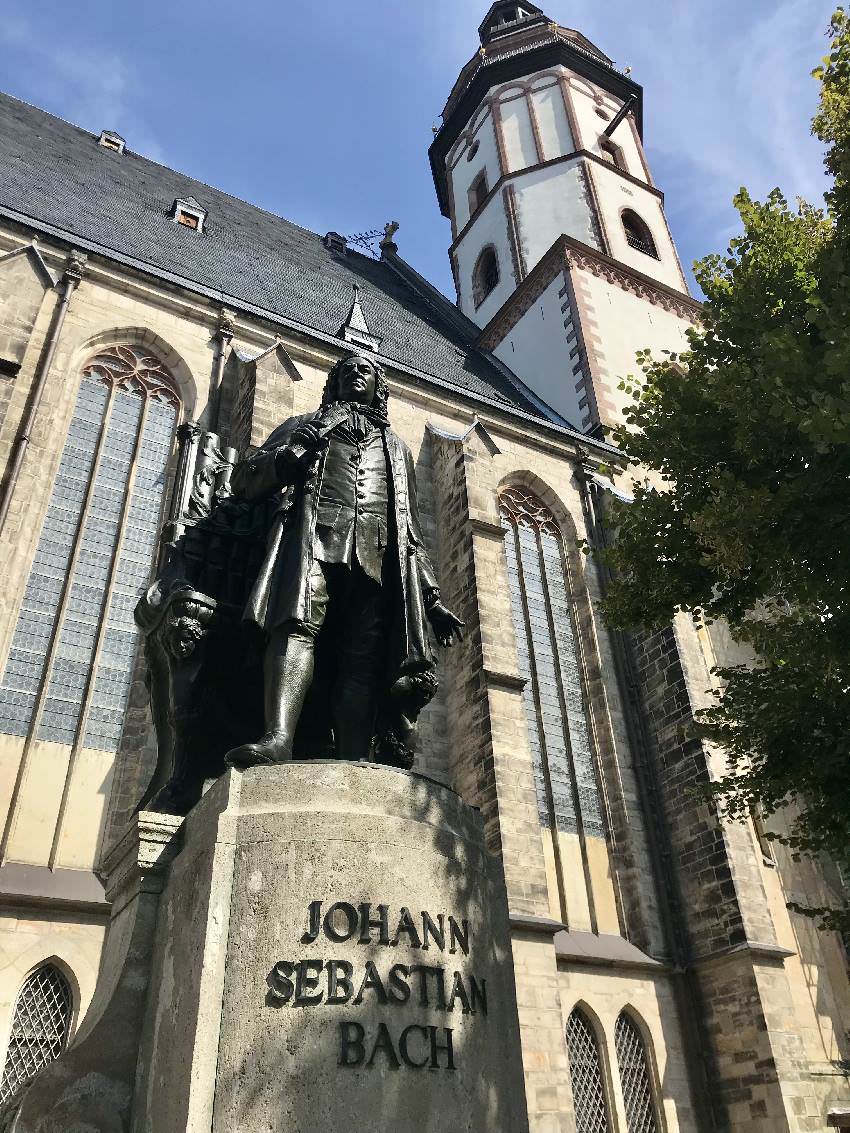 Und für die Erwachsenen: Das Johann Sebastian Bach Denkmal an der Kirche