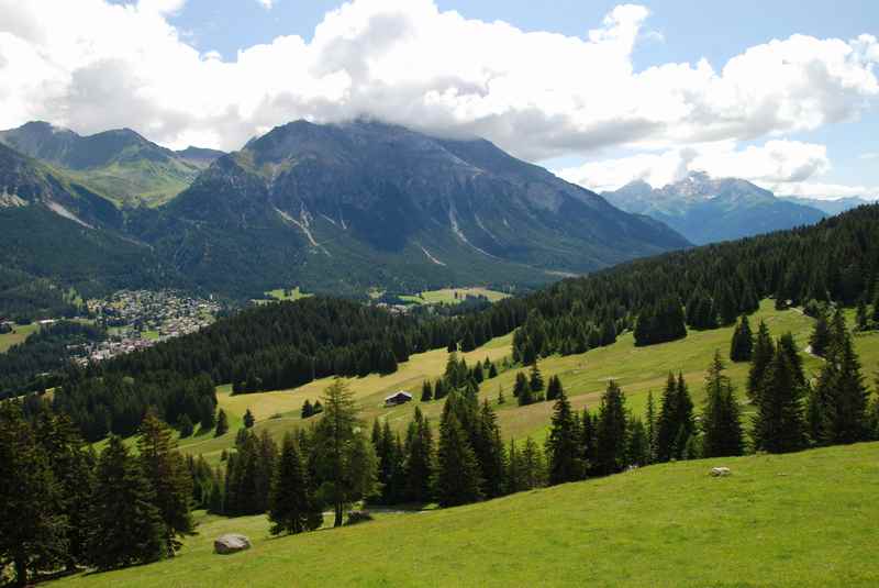 Schöner Ausblick bei der leichten Mountainbiketour mit Kindern in Lenzerheide