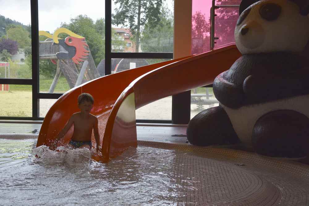 Spaß für Kinder auf der Wasserrutsche im Asia Spa Leoben 