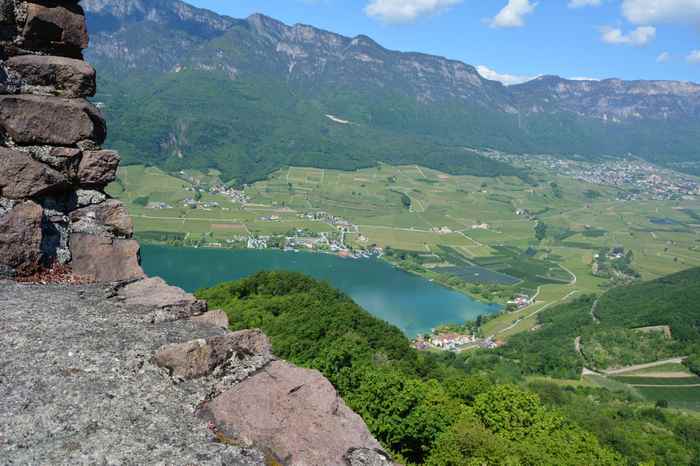 Under Wanderziel mit Kindern: Der Blick von der Leuchtenburg auf den Kalterer See in Südtirol