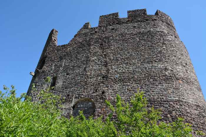 Die Leuchtenburg in Südtirol - ein markanter Turm, 350 Meter über dem Kalterer See