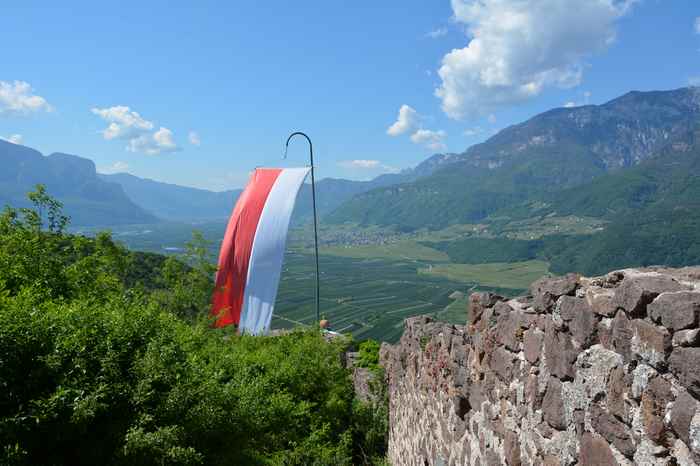 Die Leuchtenburg Wanderung lohnt sich: Toller Ausblick über das Etschtal und die Berge