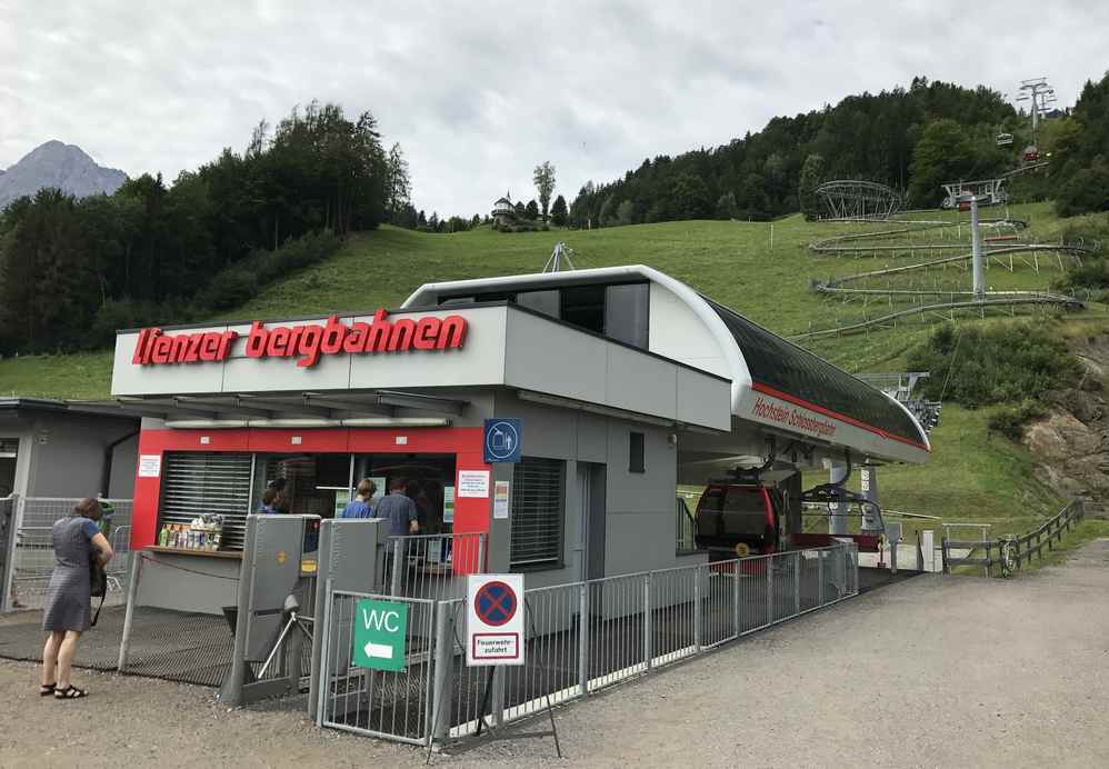 Bei der Talstation der Lienzer Bergbahn beginnt der Ausflug. Direkt neben der Kasse ist die Auffahrt zu Moosalm.