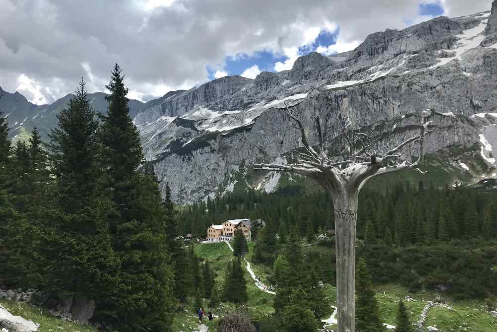 Gleich daneben liegt die Lindauer Hütte - in Sichtweite der Drei Türme