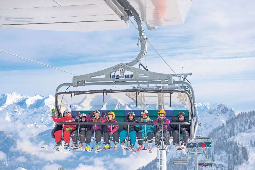 Skifahren mit Kindern - Das Familienskigebiet Lofer mit modernen Bergbahnen und Hütten im Skigebiet 