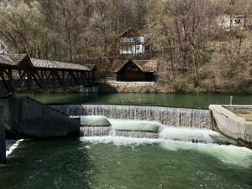 Die Loisach in Wolfratshausen mit dem stufigen Wasserfall am Wehr