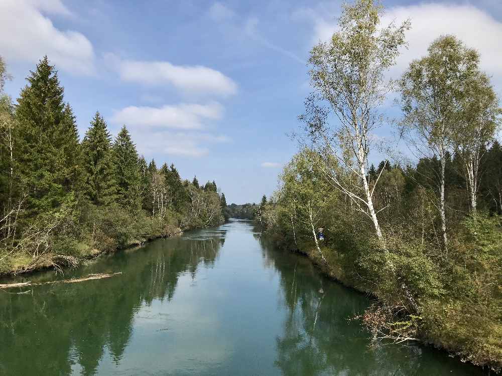 Kochelsee Radfahren: Das ist die Loisach mit der Aulandschaft durch die wir mit dem Fahrrad fahren