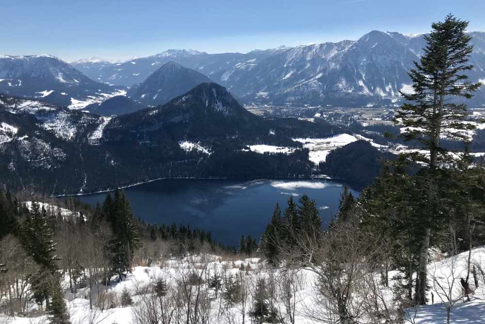 Schneeschuhwandern Loser: Schon bei der Fahrt mit der Loser Bergbahn haben wir dieses traumhafte Panorama auf den Altausseer See 