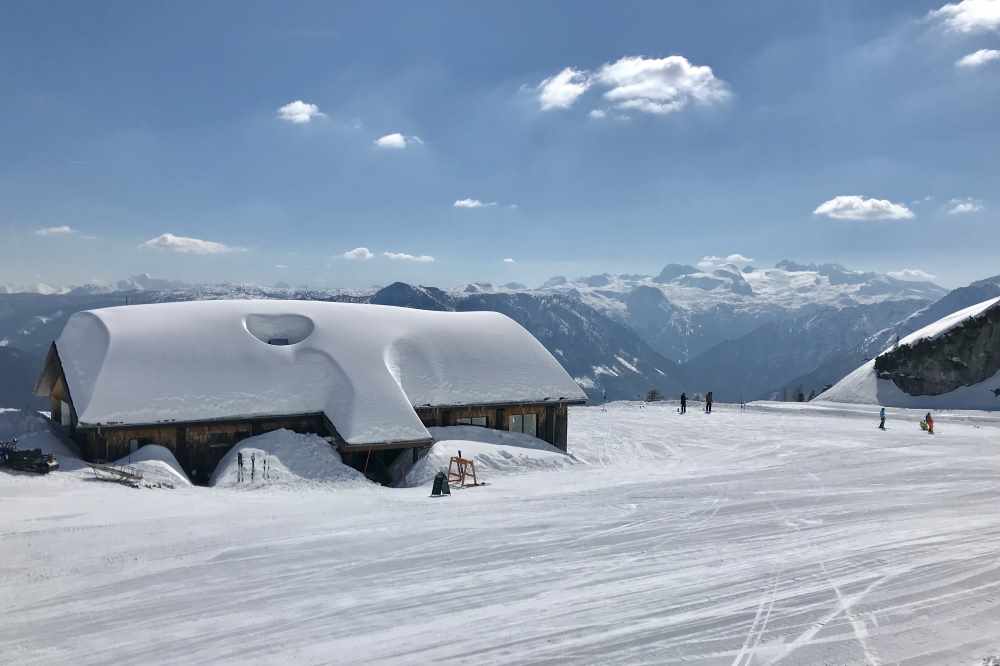 Rodeln Loser: Das ist der höchste Punkt der Rodelbahn am Loser - die tiefverschneite Loser Alm 