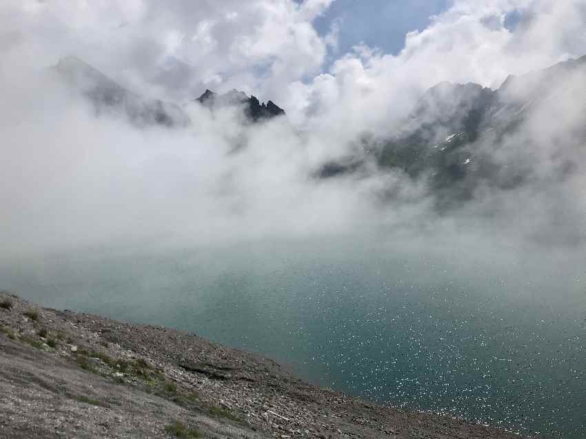 Die Stimmung ist ganz eigen: Wolken und zugleich Seeglitzern von den Sonnenstrahlen