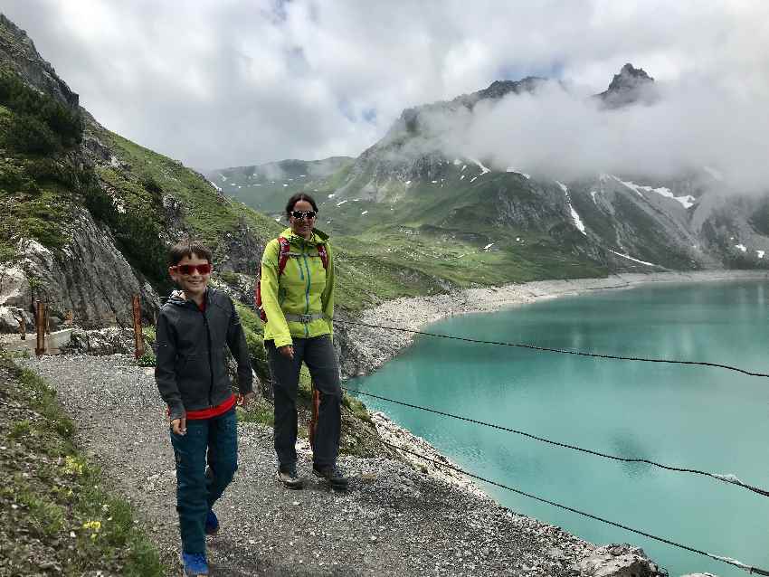 Wunderbarer Lünersee in Vorarlberg - türkisgrünes Wasser umgeben von hohen Bergen!  