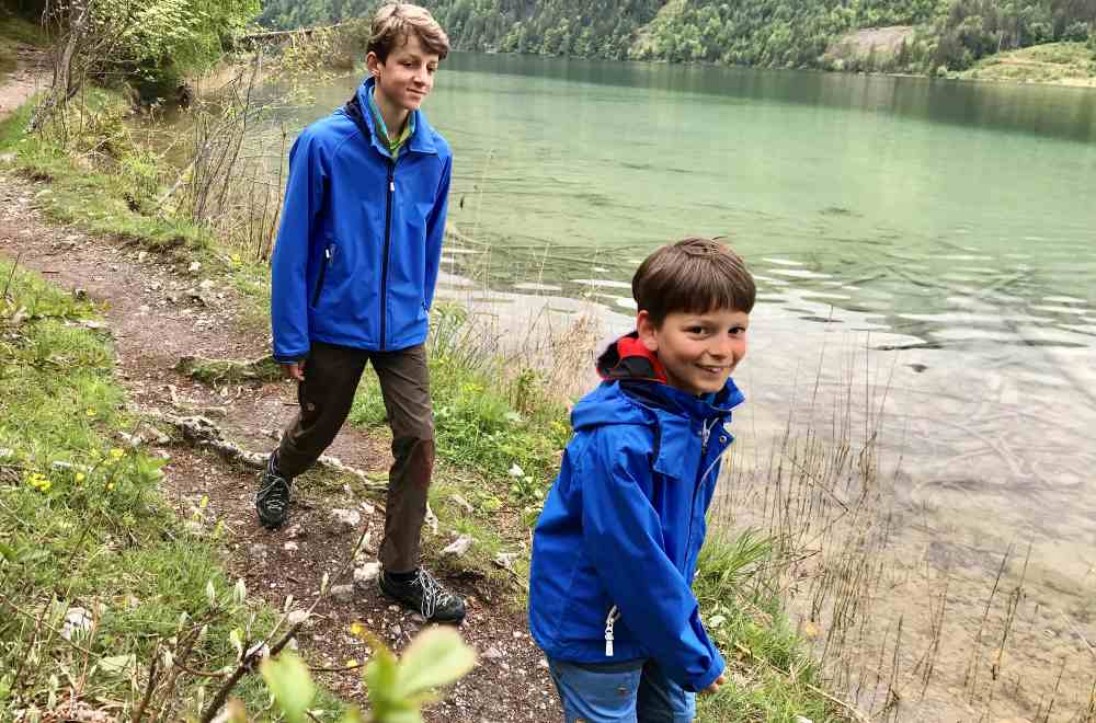 Vom Bio - Familienhotel raus in die Natur und am schönen Weissensee wandern