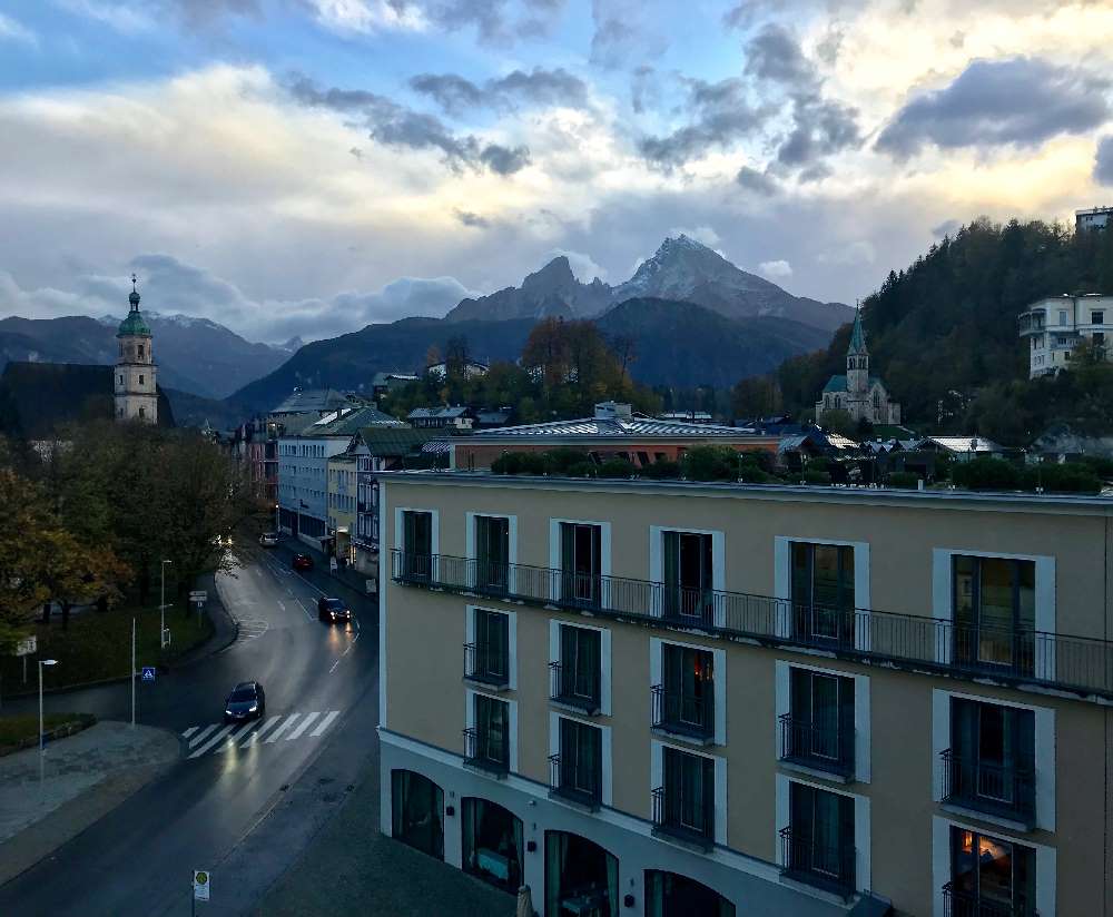 Der Blick vom Luxus Familienhotel auf den Watzmann und die Berchtesgadener Alpen