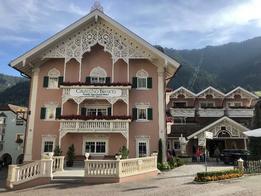 Die schmucke Fassade des Cavallino Bianco