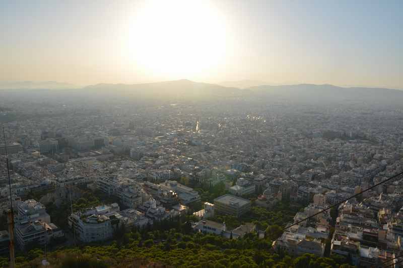 Der Lycabettos Hügel in Athen ist der Treff am Abend für Athener und Urlauber