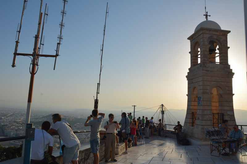 Wunderbar: Am Lycabettus Hügel beim Sonnenuntergang über Athen