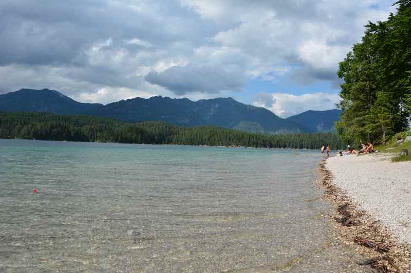 Mountainbiken Eibsee lohnt sich - schöner Naturbadestrand zum Baden am Eibsee