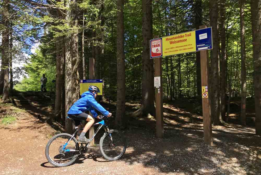 Der Anfang vom Mountainbike-Trail am Weissensee in Kärnten 