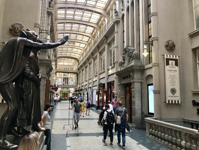 Eine Flaniermeile wie in Paris - mit dem bekannten Faust Denkmal