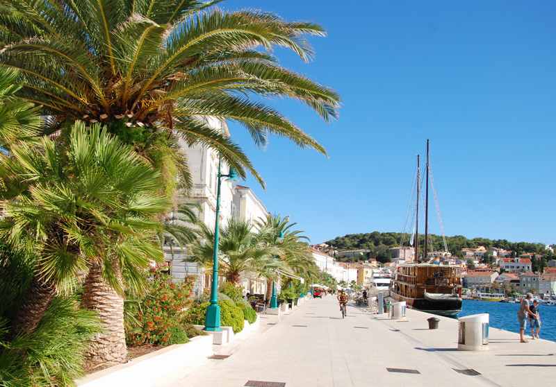 Die Promenade in Mali Losinj, lässt sich auch gut mit dem Kinderwagen im Familienurlaub Kroatien befahren