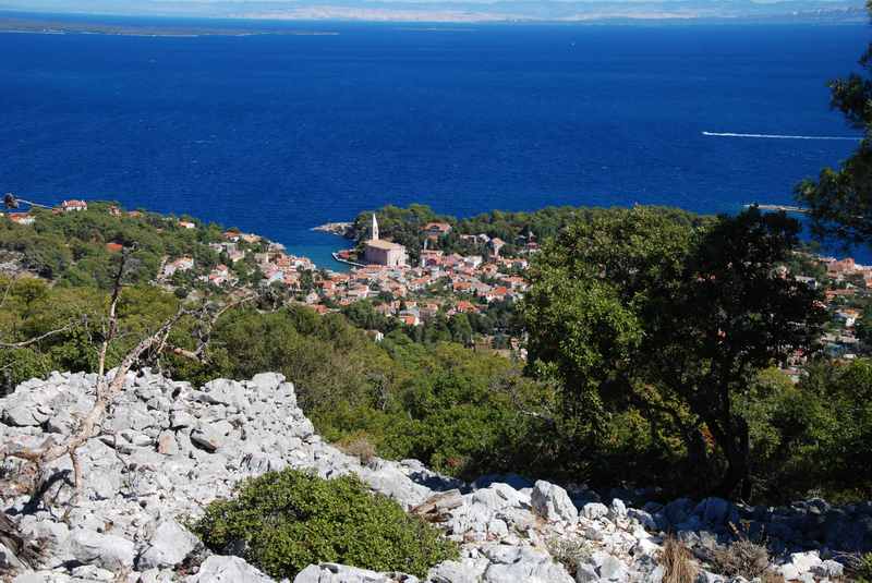 Mali Losinj wandern - das ist der Blick von St. Ivan auf das Meer, hinten das Festland von Kroatien