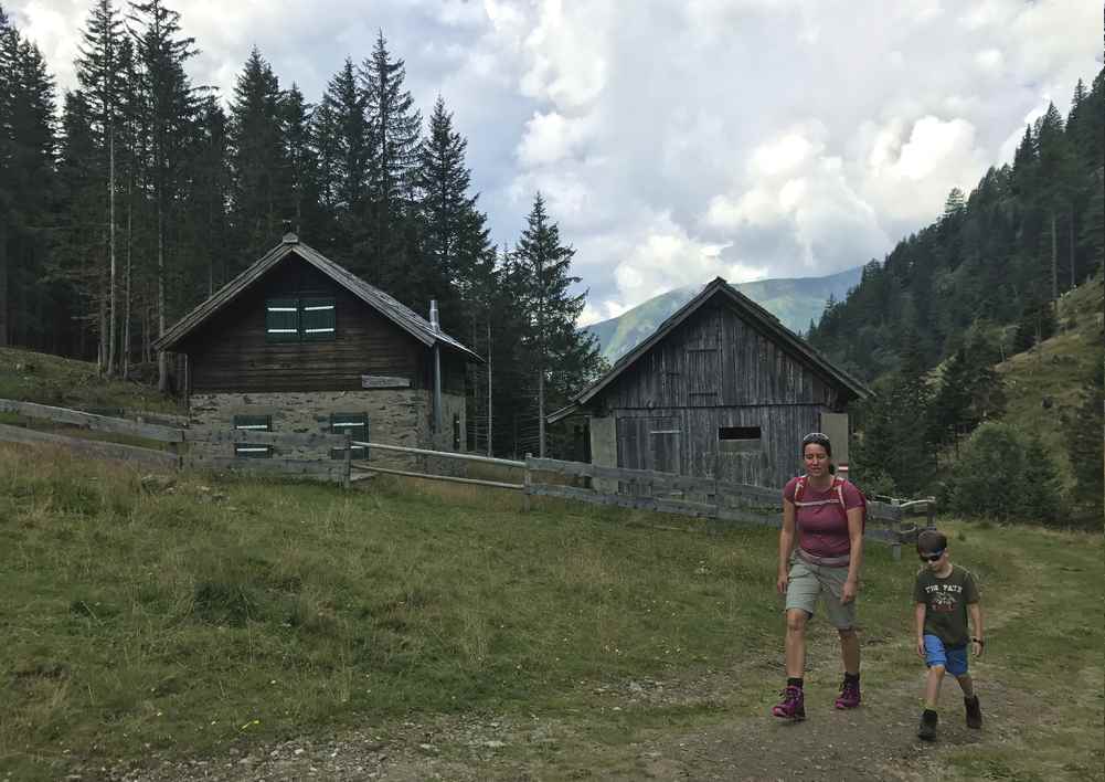 Bei der Eggerhütte wandern wir hinauf im Dösental zur Konradlacke