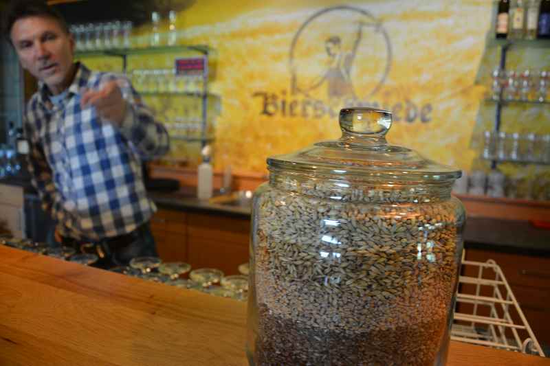 Bei der Brauereiführung zeigt der Brauer auch die unterschiedlichen Malzsorten. Teilweise kommen in eine Sorte Bierschmiede Bier sogar mehrere Sorten Malz. Es macht den Geschmack so besonders gut.