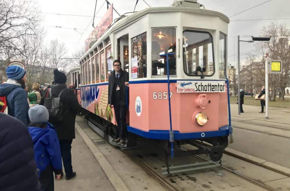 Am liebesten würden wir mit der historischen Manner - Straßenbahn zum Werksverkauf in Ottakring fahren, aber wir brauchen die 2-er Tram