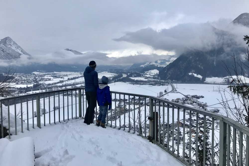 Das Ziel unserer Winterwanderung mit Kindern in Maria Brettfall: Die Aussichtskanzel 