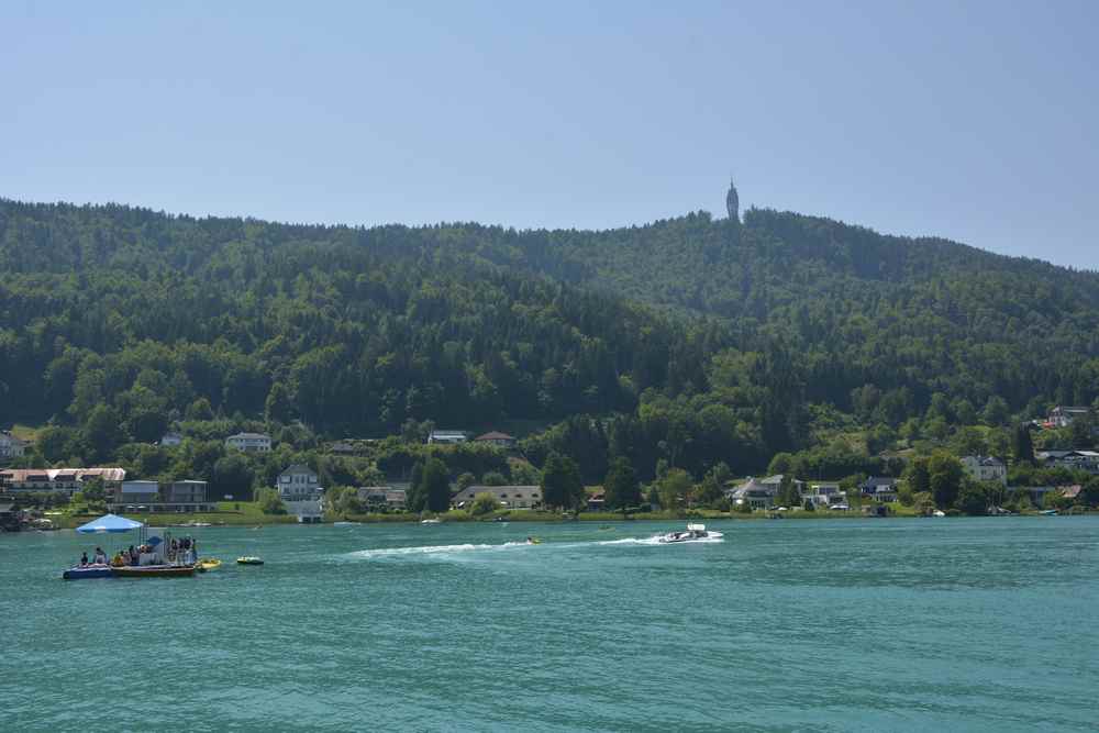 Wörthersee Schifffahrt: Von Maria Wörth kann man gut auf den Pyramidenkogel wandern mit Kindern - eines der beliebtesten Ausflugsziele in Kärnten 