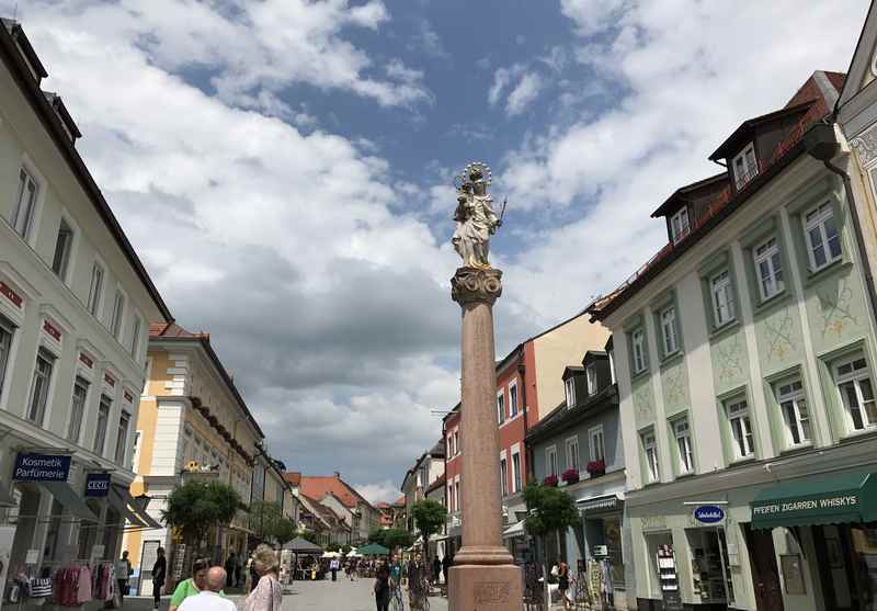 Die bekannte Mariensäule in der Fußgängerzone in Murnau