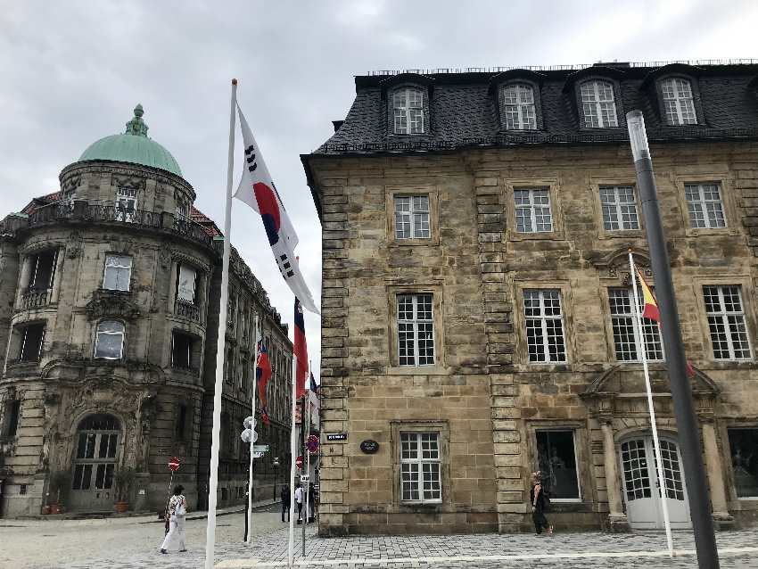 Markgräfliches Opernhaus Bayreuth - rechts im Bild. Ist UNESCO Weltkulturerbe!