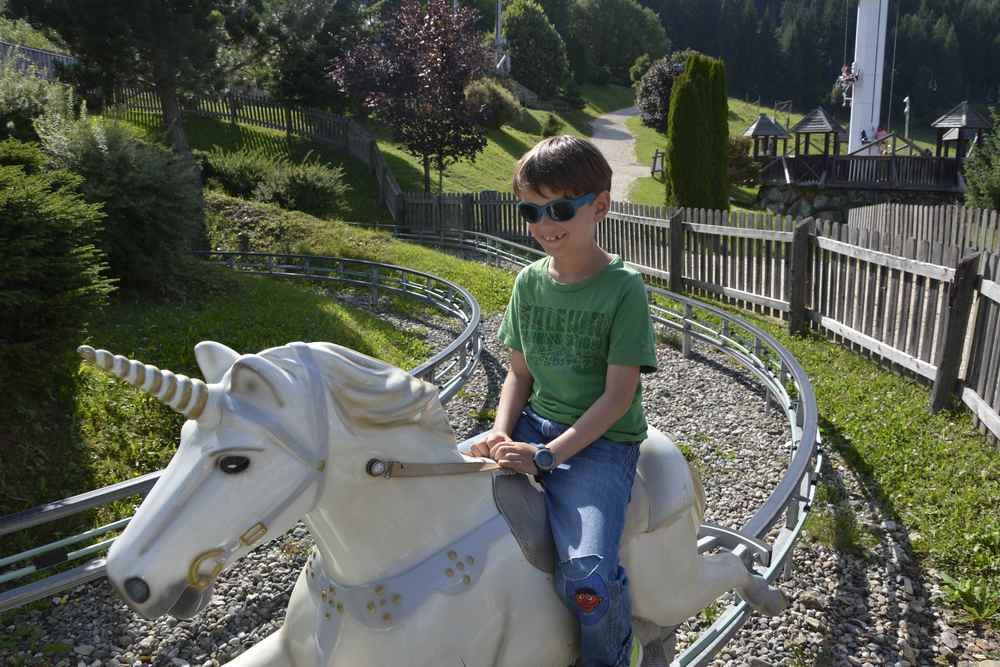 Ohne extra Bezahlung dürfen Kinder auf dem Einhorn am Bergspielplatz in Mautern fahren 