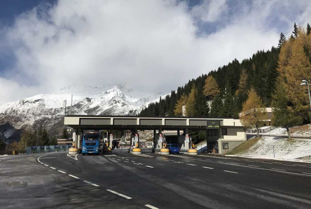 Die Mautstelle hinter dem Felbertauerntunnel - hier scheint die Sonne, im Norden sind die Wolken